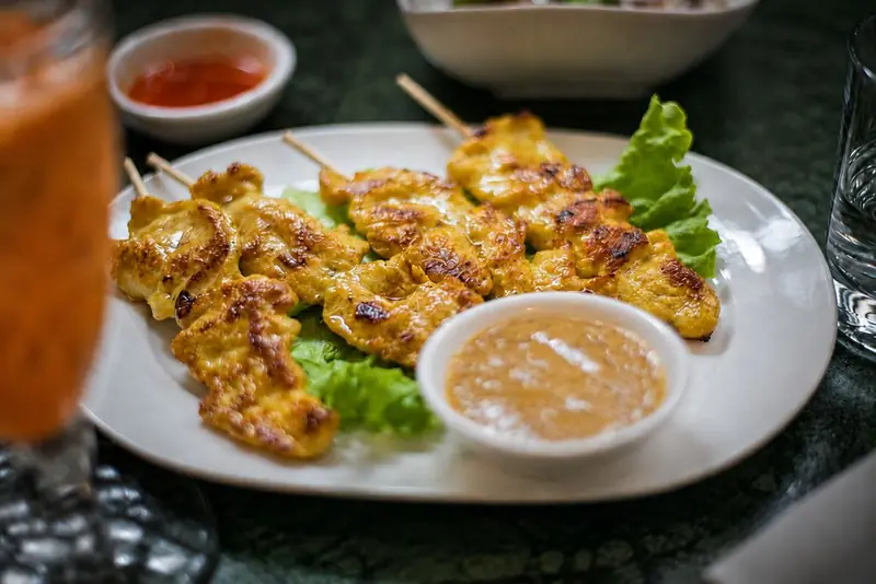 Brochettes de poulet satay grillées, sauce cacahuète, chez Thai Yim 2