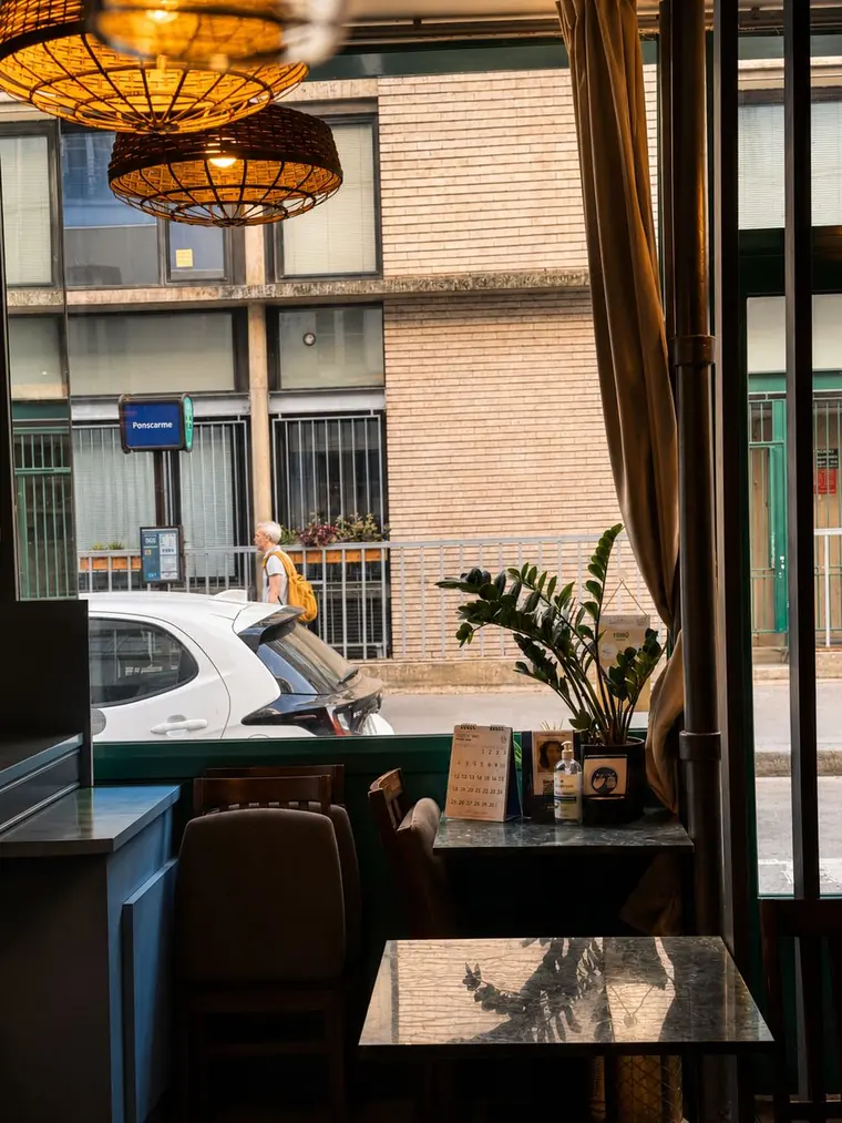 Table près de la fenêtre avec l’arrêt Ponscarme visible, Thai Yim 2 Paris 13