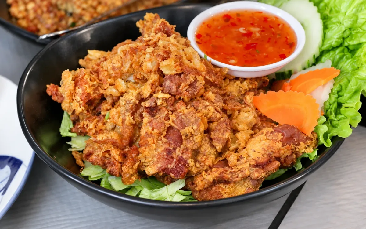 Poulet frit croustillant du khao man kai tod, avec sauce et crudités, chez Thai Yim 2 à Paris 13