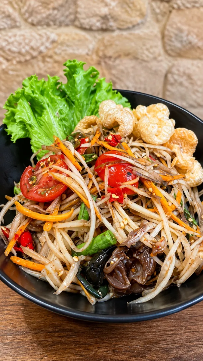 Som tam pu plara, salade de papaye verte au crabe et au poisson fermenté, chez Thai Yim 2 à Paris 13