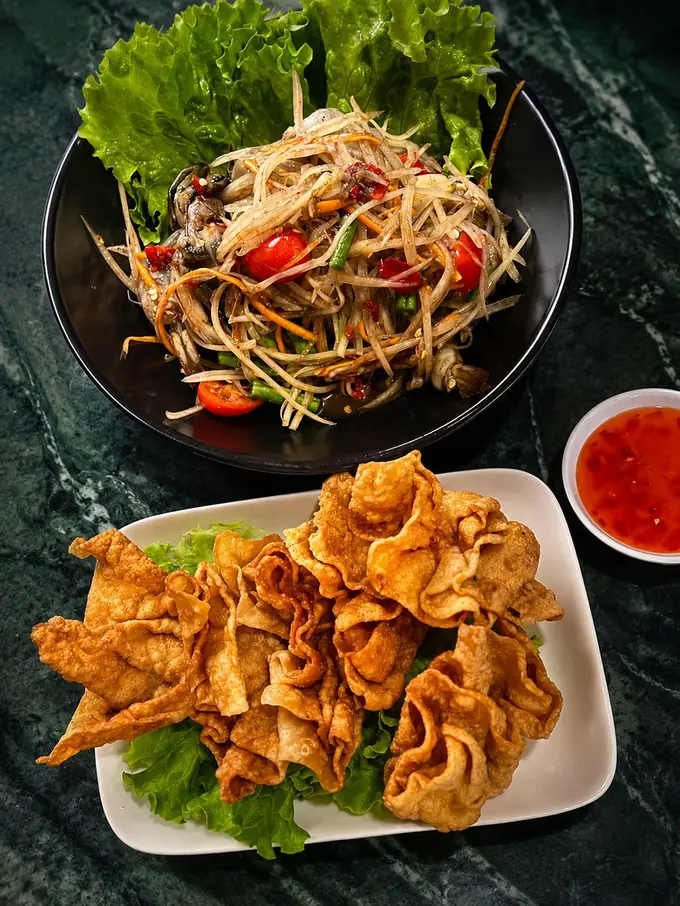 Raviolis croustillants et som tam (salade de papaye) chez Thai Yim 2