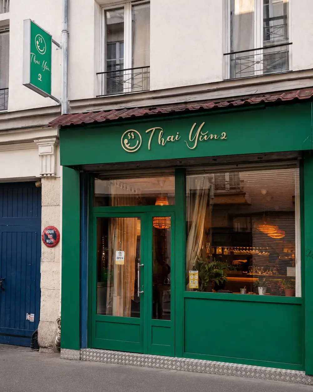 Façade verte de Thai Yim 2 en journée, enseigne dorée, Paris 13