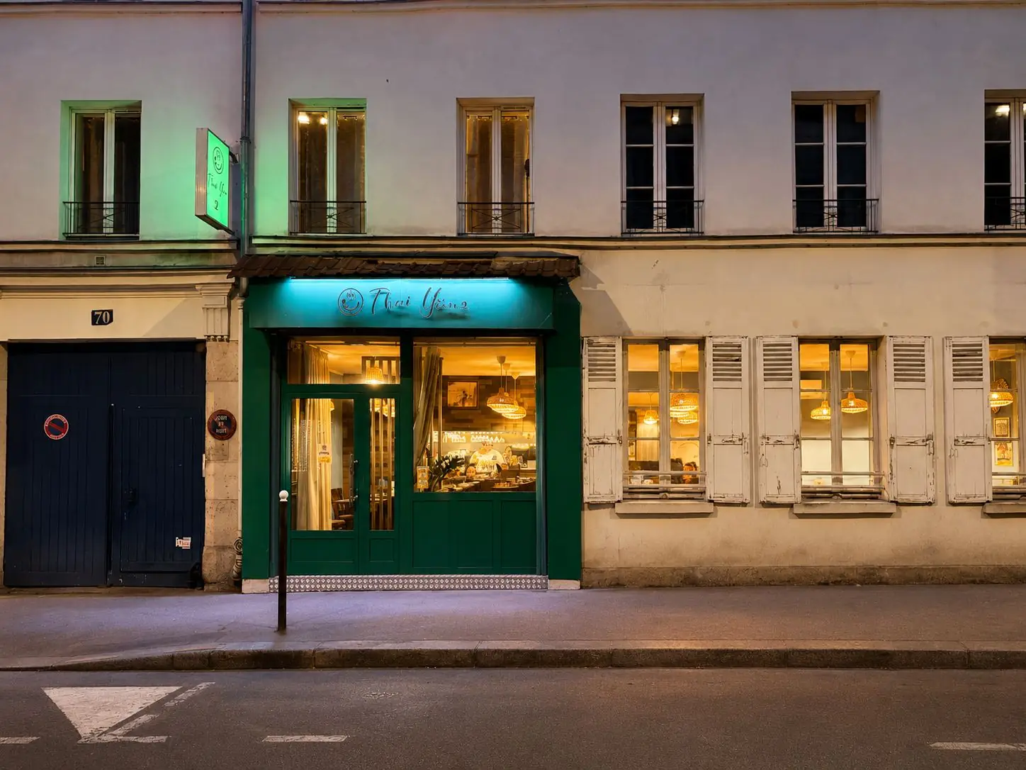 Devanture de Thai Yim 2 illuminée le soir, 70 rue du Château des Rentiers, Paris 13